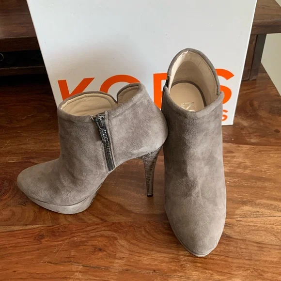 Michael Kors size 8 suede heeled boot - Picture 2 of 2